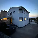 Stinjan 아파트 풀라