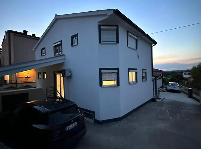 Stinjan 아파트 풀라